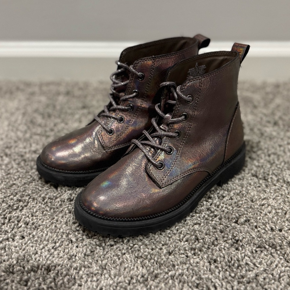 Girls Old Navy Iridescent Lace-Up Boots, size 2